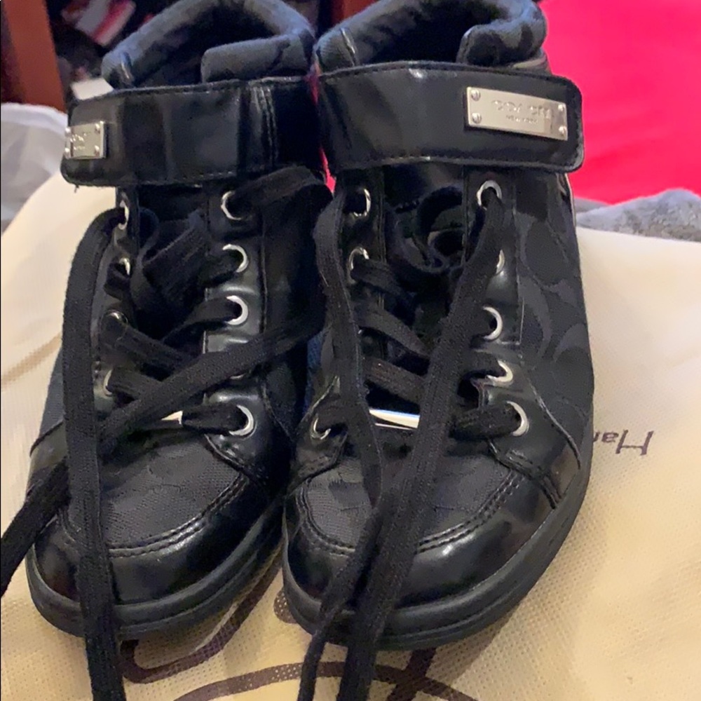 Tennis shoes